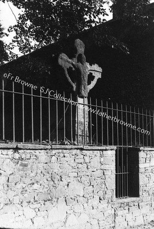 SR CRONANS CROSS IN GRAVEYARD